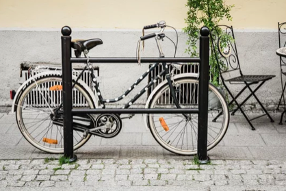 Barrière urbaine avec vélo